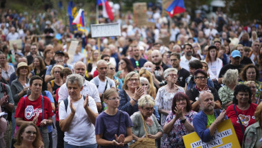 Protest masiv în Cehia: 250.000 de oameni cer schimbare împotriva premierului Babis