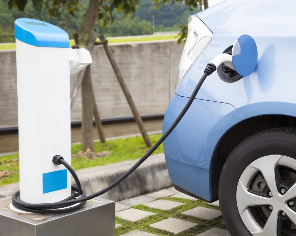 Sri Lanka cere proprietarilor de mașini electrice să nu le încarce noaptea pentru economie de carburanți