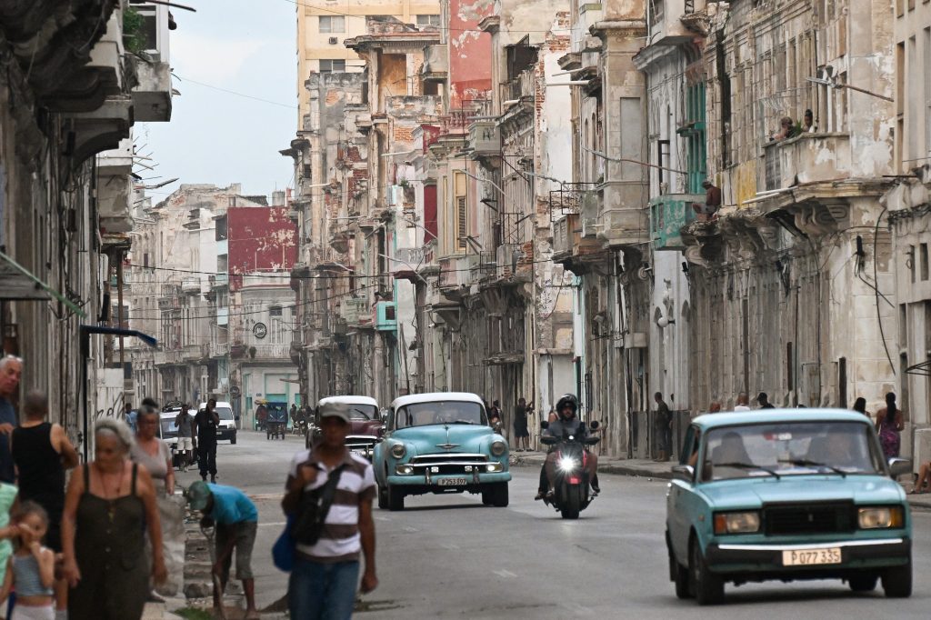 Cubanez își modifică Fiatul pentru a merge cu cărbune, sfidând blocada lui Trump