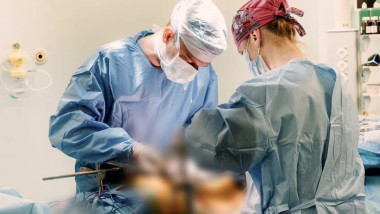 Tumora gigant, îndepărtată cu succes de medicii din Sibiu: un bărbat de 42 ani salvat!