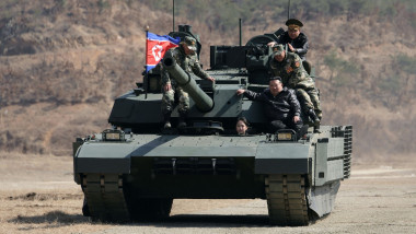 Fiica lui Kim Jong Un, pe un tanc la exerciții militare alături de tatăl ei