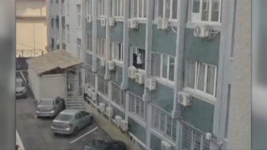 Polițistă din Vâlcea, filmată în timp ce spăla geamuri la serviciu. Anchetă la IPJ