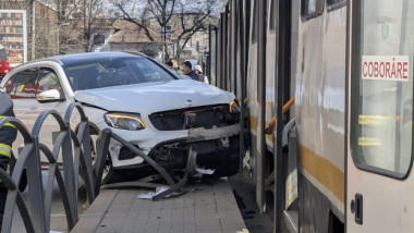 Accident în București: Mașină intră în refugiul de tramvai, doi pietoni răniți