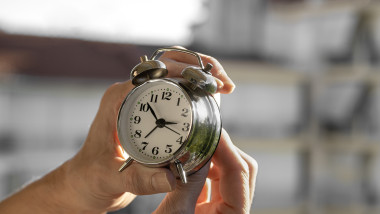 Schimbarea orei în 2026: Medicii avertizează asupra efectelor asupra somnului românilor