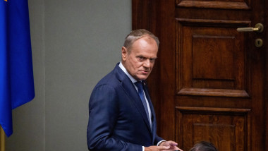 Tusk: Polonia reduce TVA la combustibili la 8% din cauza crizei din Iran