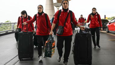 Echipa feminină de fotbal a Iranului se întoarce în țară, dar câteva sportive rămân în Australia