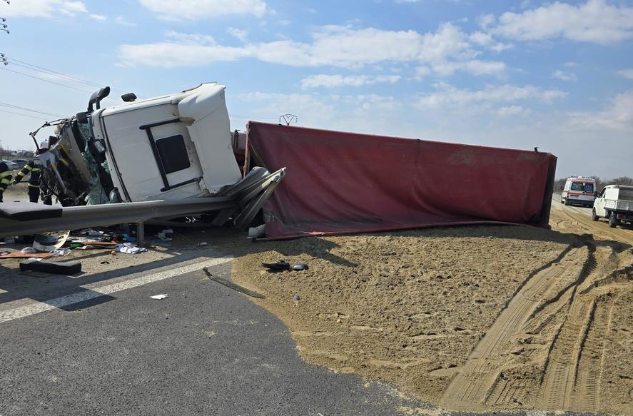 Camion cu nisip răsturnat pe A1 București-Pitești, trafic îngreunat
