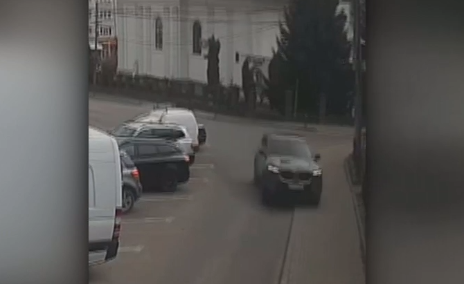 Mașină în oameni pe trotuar la Fălticeni: patru răniți, scene de groază