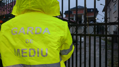 Garda de Mediu aplică amendă de 100.000 de lei unei firme din Buzău pentru deșeuri periculoase depozitate ilegal