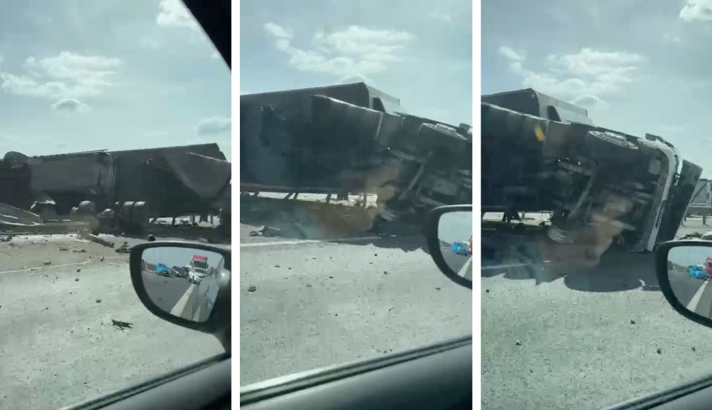 Camion răsturnat pe A3 după explozia unei anvelope, circulație blocată