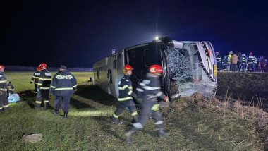 Autocar răsturnat în Galați: 1 mort și 14 răniți pe DE 581