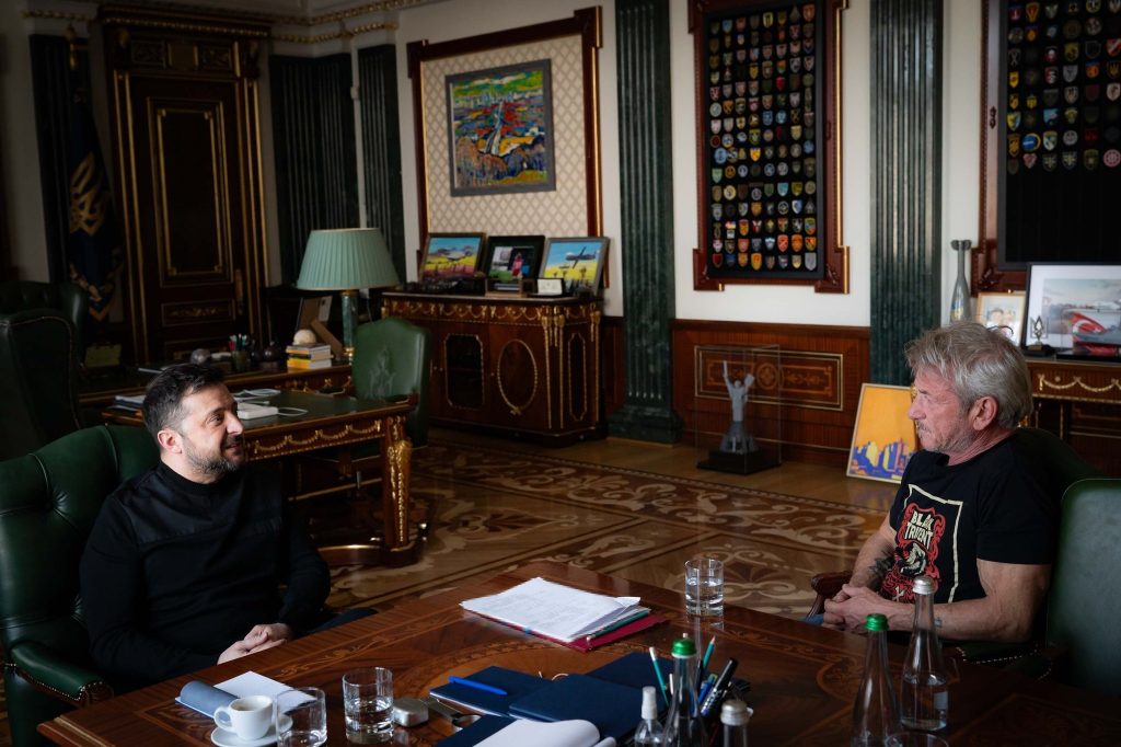 Sean Penn, în zona de luptă din Ucraina