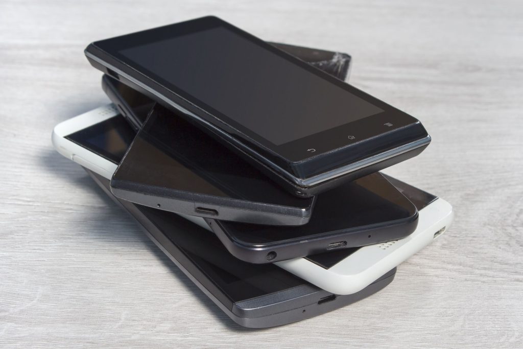 Românii și telefoanele vechi: câți păstrează și ce îi face să recicleze