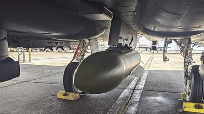 Trump lansează bombe de 2,5 tone asupra Iranului în ofensiva pentru Strâmtoarea Ormuz