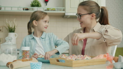 Cuvântul magic care crește cooperarea cu 30% la copii și adulți