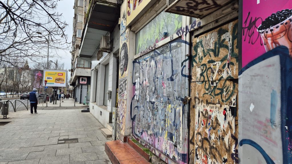 Proprietarii din București, obligați să curețe graffiti și afișe ilegale