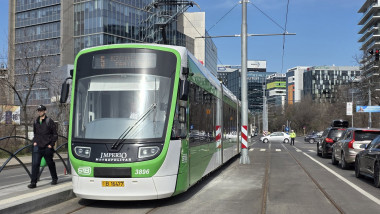 Femeie lovită de tramvai la București după traversare pe roșu, linie blocată