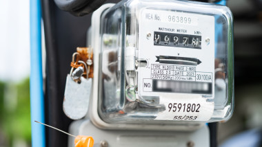 Mii de cazuri de furt de energie electrică anual în România