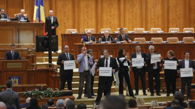 Deputații SOS: indemnizație jumătate, trei luni, după scandalul din plen