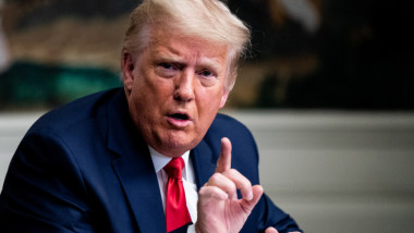 Trump ridică restricțiile pentru transportul petrolului în SUA pe fondul crizei energetice