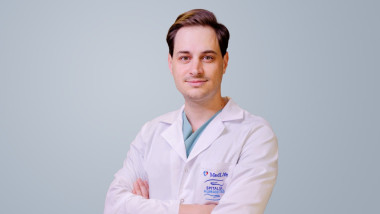 Dr. Mircea Tăbăcar: Proteză de genunchi personalizată cu robotul în timpul operației