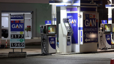 Italia reduce accizele la carburanți pentru a limita creșterea prețurilor.