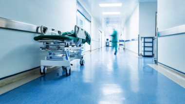Doi medici din Sfântu Gheorghe, acuzaţi de ucidere din culpă şi fals în acte, trimişi în judecată