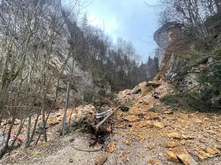 Alunecare de teren în Brașov: Pietrele lui Solomon sub risc de prăbușire arbori