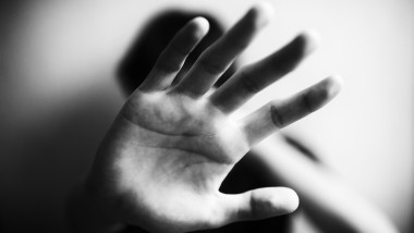 Agresorii din violența domestică pot fi internați și monitorizați lunar