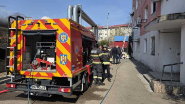 Explozie puternică în Bacău: doi răniți și 22 de persoane evacuate după incendiu