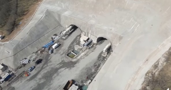 Carpații străpunși de autostradă: 500 de oameni lucrează noaptea