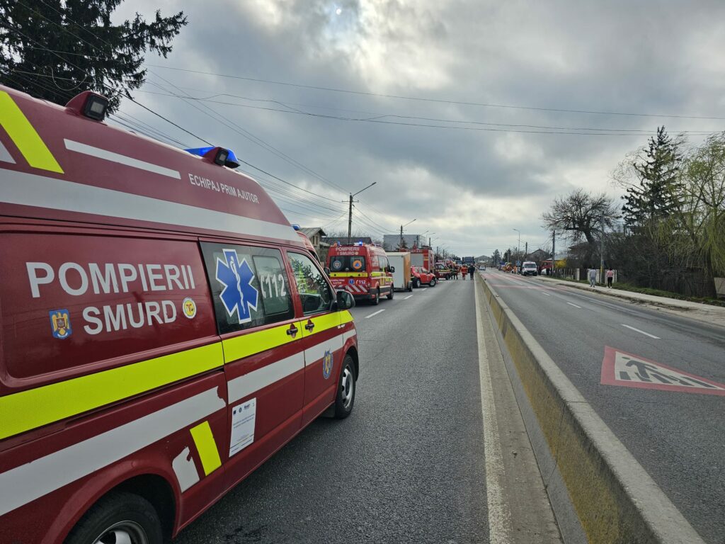 Microbuz cu elevi implicat într-un accident grav în Dâmbovița cu un TIR