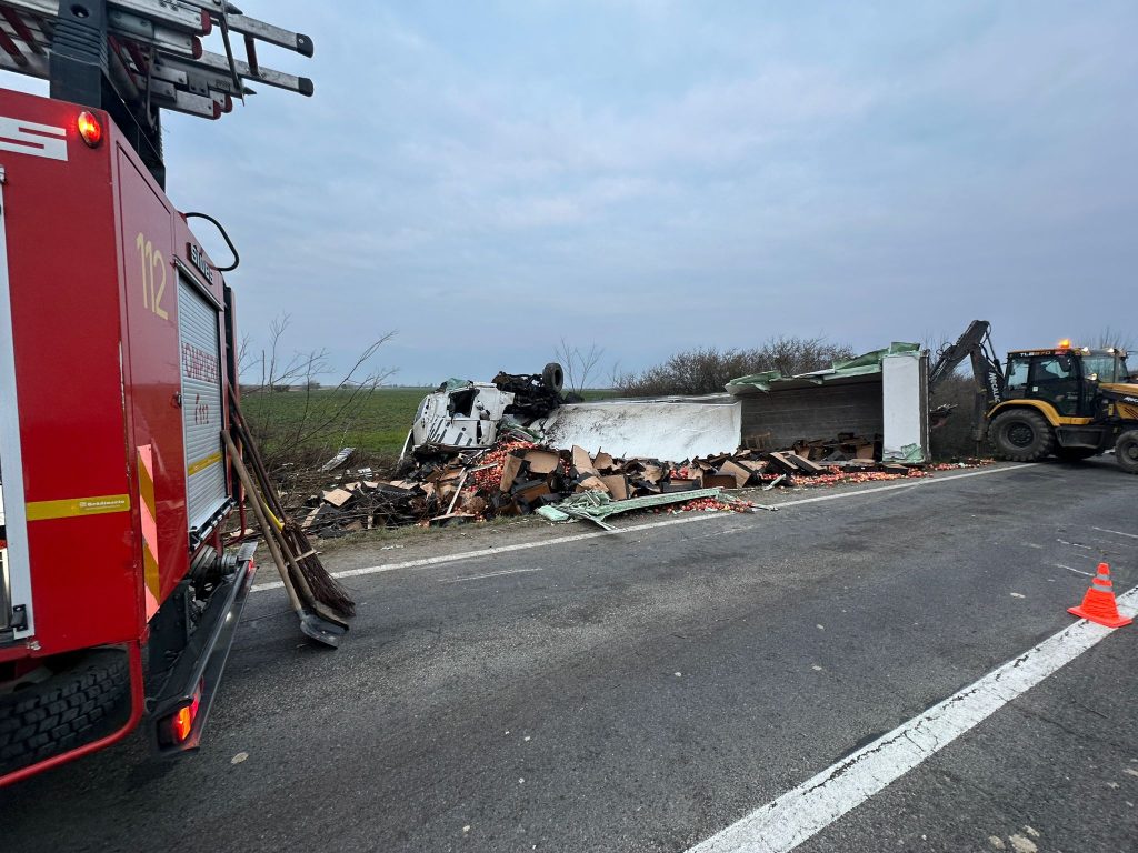 Tânăr mort după ce mașina sa a intrat într-un camion cu mere în Satu Mare