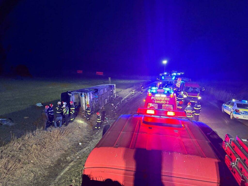 Accident grav pe DN: 1 mort, 14 răniți după ce autocarul cu 44 de persoane s-a izbit lângă Galați