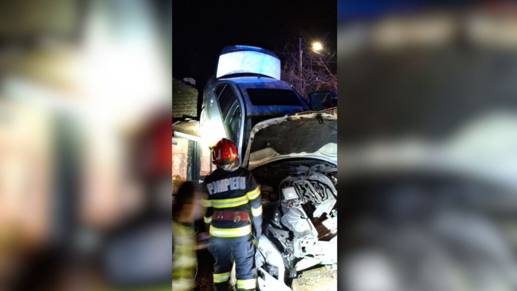 Mașină cu patru oameni la bord aterizează pe acoperișul unei case din Prahova