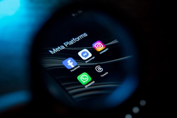 Meta, obligată să schimbe algoritmul de feed-uri în Olanda