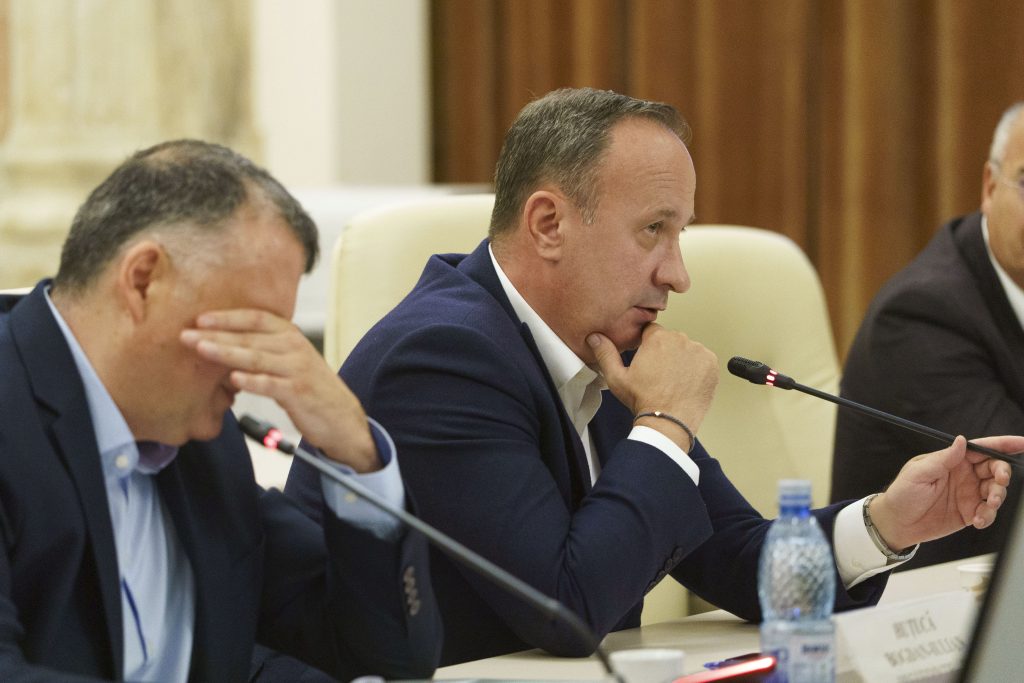 Scandal în Parlament: Câciu (PSD) ţipat şi a lovit cu pumnul în masă