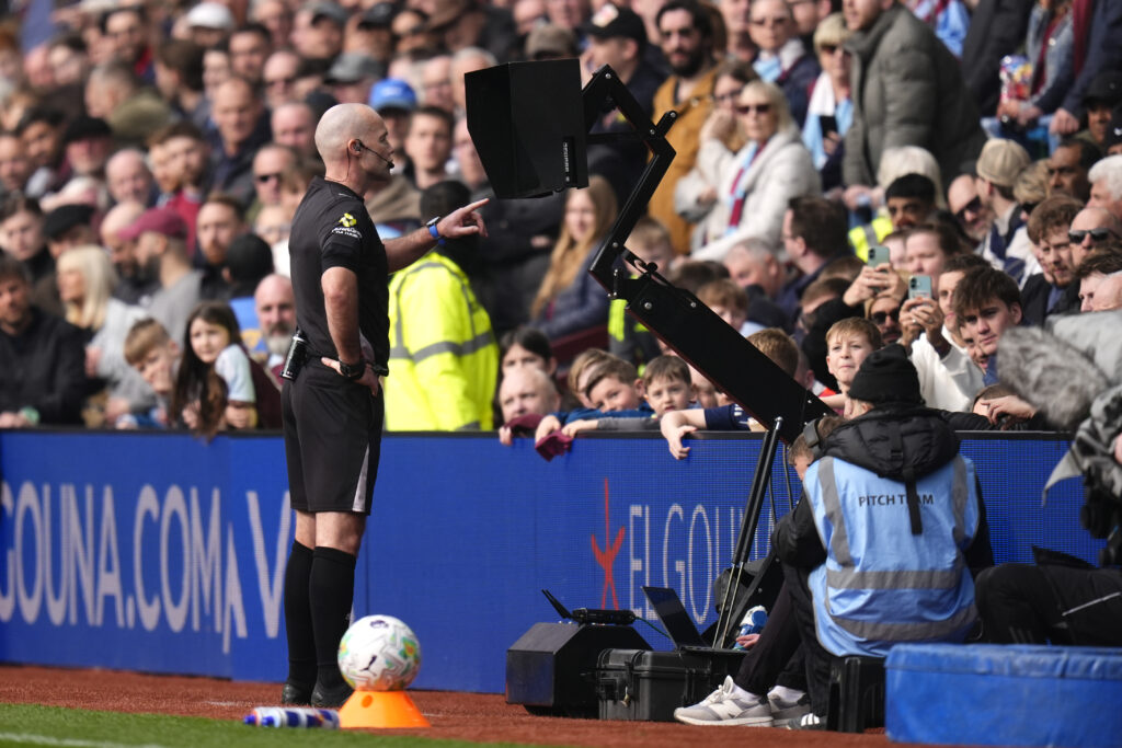 Majoritatea fanilor Premier League, împotriva arbitrajului video