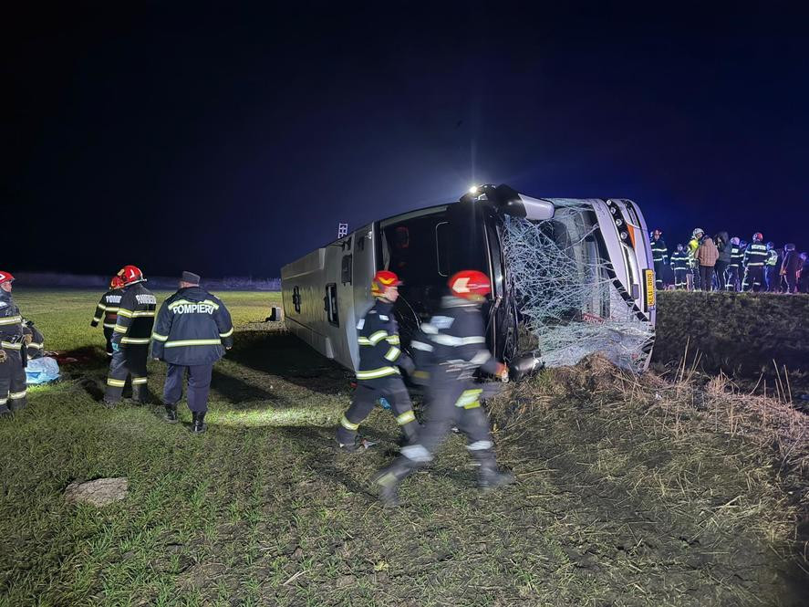 Autocar din R. Moldova se răsturnă în Galați: 1 mort, 14 răniți