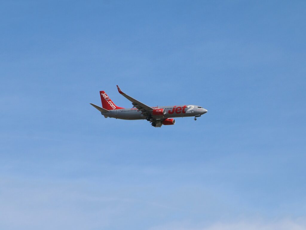 Compania aviatică crește brusc prețurile și anulează zboruri