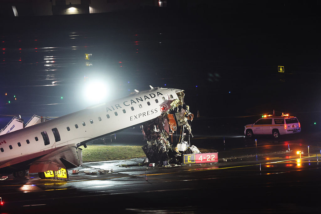 Avion în zbor fatal: 2 piloți morți după impact cu mașină de pompieri în New York