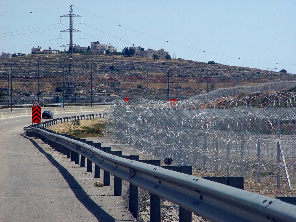 Coloniști israelieni incendiază sate palestiniene în Cisiordania: atacuri în lanț