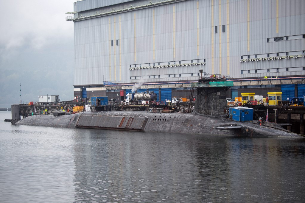 Iranian și româncă, acuzați de tentativa de pătrundere într-o bază navală britanică cu submarine nucleare
