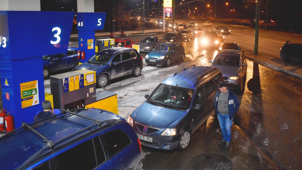 Plafonarea prețurilor la carburanți: economiștii avertizează asupra riscurilor