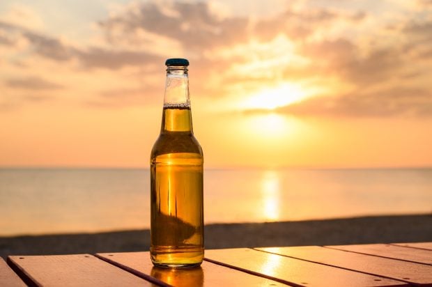 Paradisul fără umbre: unde berea costă cât o cafea și soarele strălucește tot anul