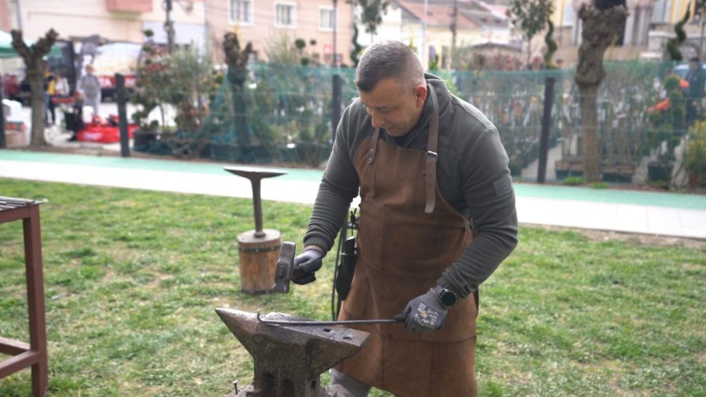 Pompierul fierar din Aiud: Stinge focul pentru oameni, îl aprinde pentru artă