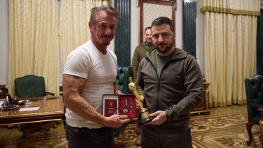 Sean Penn primește un Oscar simbolic în Ucraina, făcut din metal de tren bombardat de Rusia