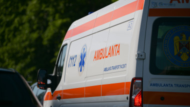 Accident șocant: victimă rănită din nou după ciocnirea ambulanței cu un camion