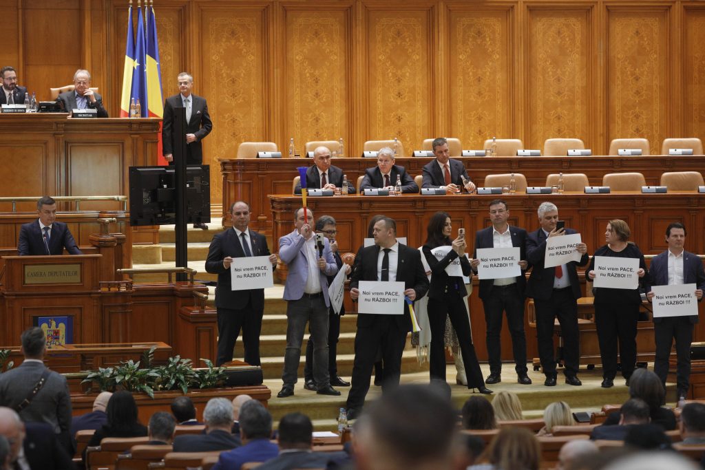 Trei parlamentari sancționați pentru scandalul din plen pe tema cererii SUA