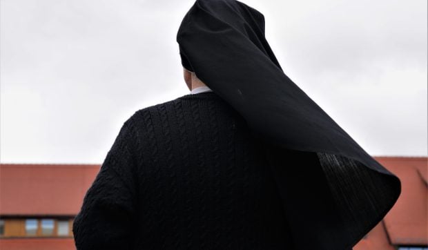 O româncă înșală o femeie în Italia, deghizându-se în călugăriță
